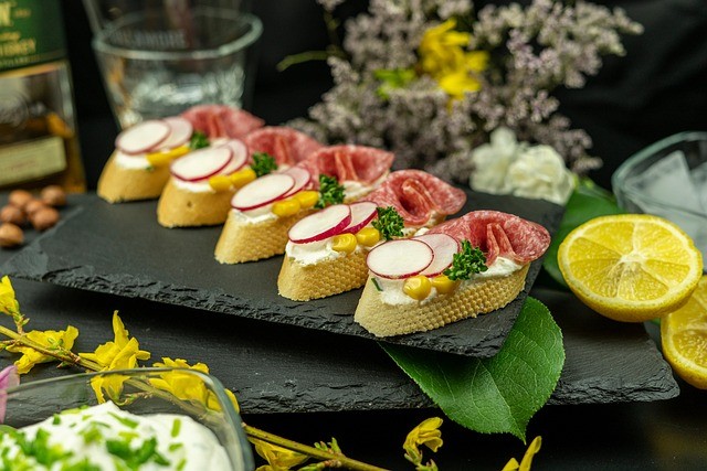 catering na event firmowy Katowice – stoły bankietowe One Bite